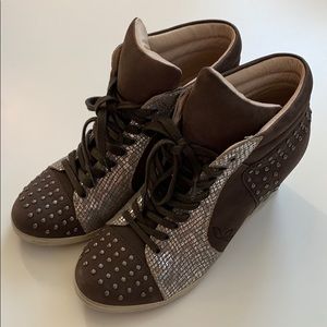 NWT Koolaburra brown studded wedges size 6